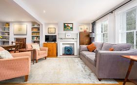 Delightful Bird Sisters Cottage With Free Parking